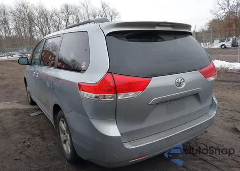 2014 Toyota Sienna Le V6 8 Passenger z USA, uszkodzony, nr VIN 5TDKK3DC3ES463649